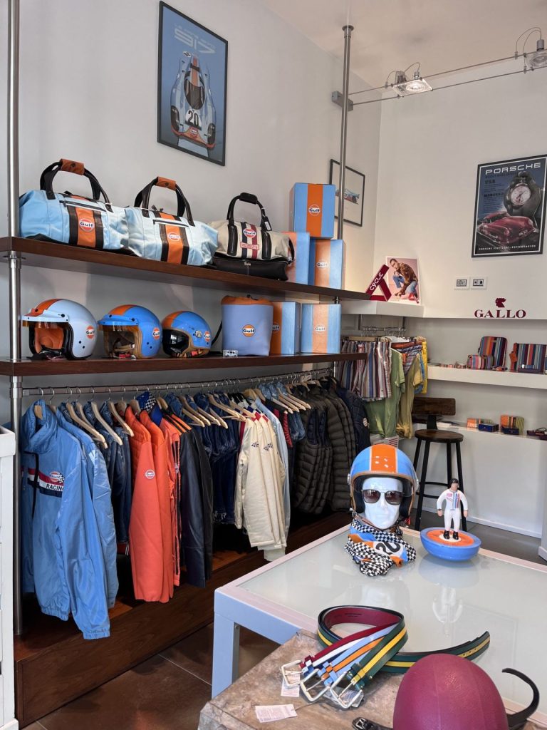 Interno del negozio FuoriGiri Fashion con capi appesi e accessori esposti