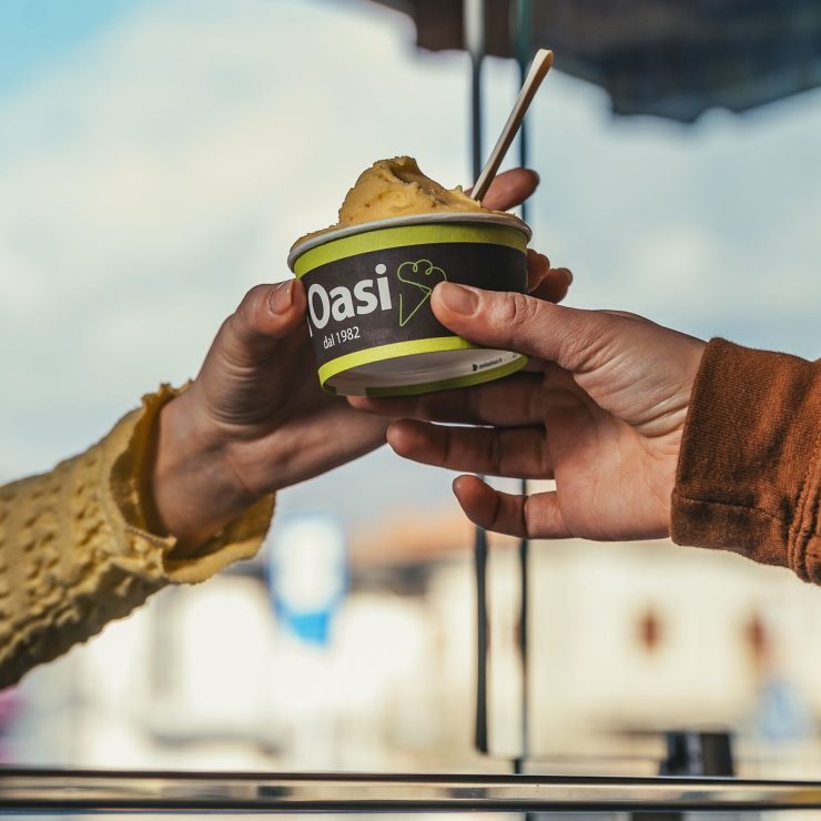 Una coppetta di gelato l'Oasi passata oltre il banco della gelateria