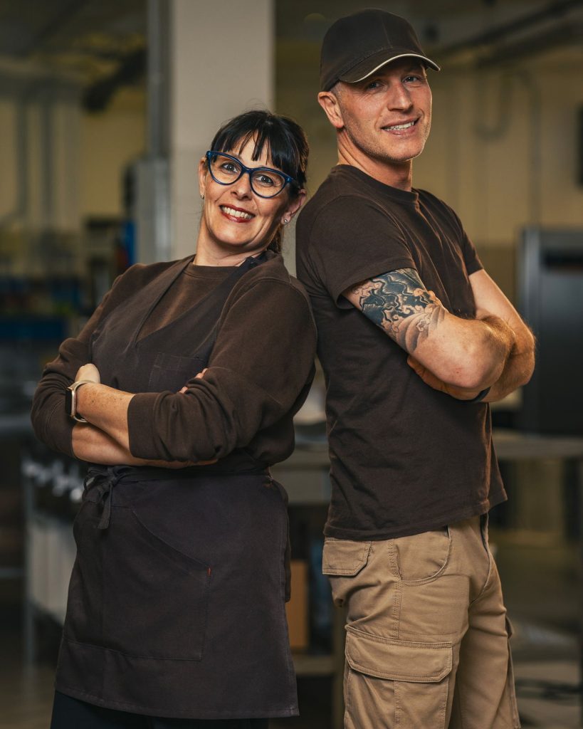 I due titolari della gelateria l'Oasi in laboratorio, schiena contro schiena