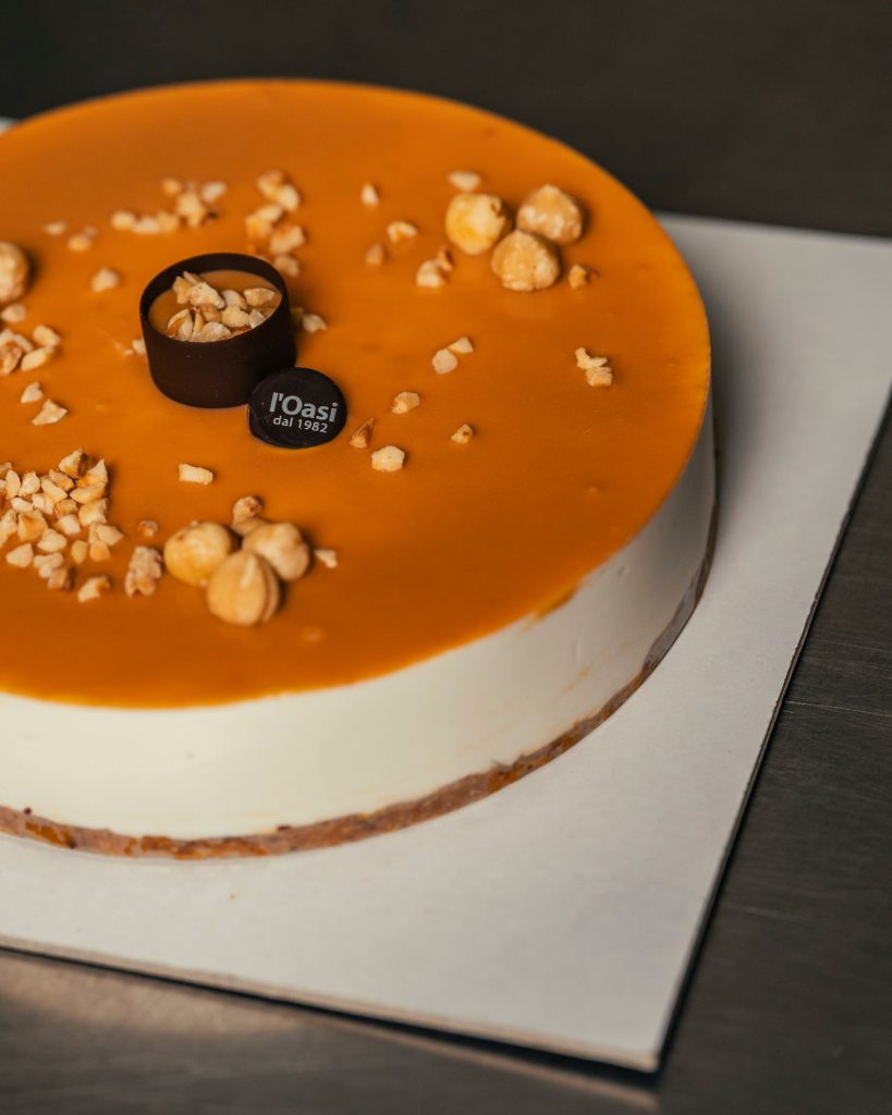 Torta gelato al caramello con nocciole e la placchetta di cioccolato l’Oasi