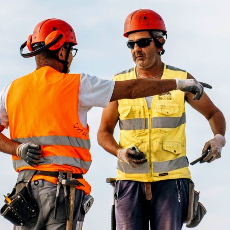 Due operai di Gruppo Mossali al lavoro sulla copertura di un capannone a Pontoglio