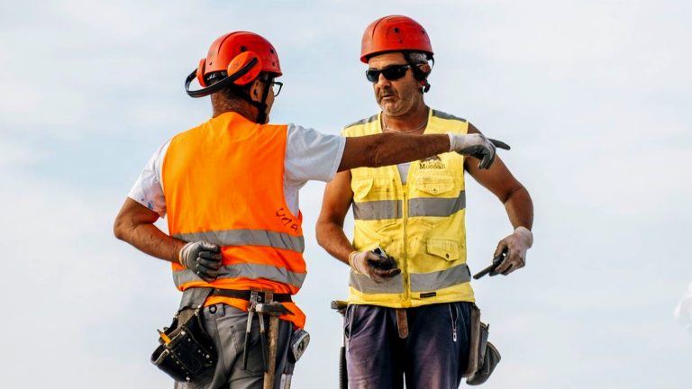 Due operai di Gruppo Mossali al lavoro sulla copertura di un capannone a Pontoglio