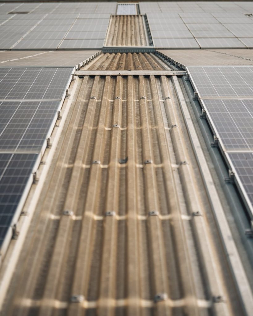Copertura industriale con moduli fotovoltaici in un cantiere a Pontoglio in provincia di Brescia