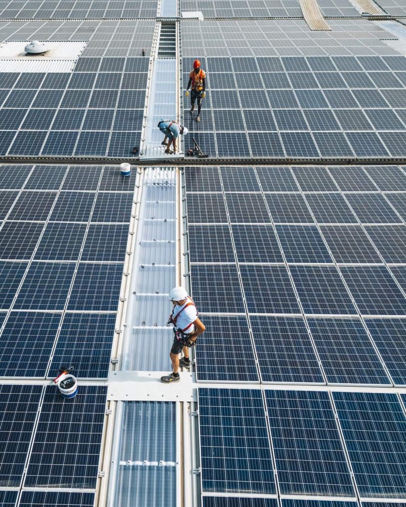 Ripresa con drone di un impianto fotovoltaico installato da Gruppo Mossali su copertura industriale