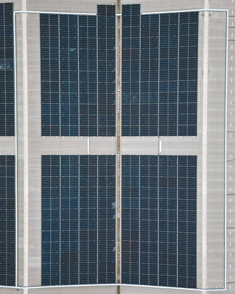 Dettaglio dei moduli fotovoltaici installati da Gruppo Mossali su copertura industriale