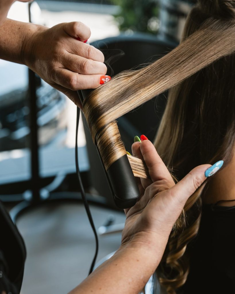 Piega e styling nel reparto hair di La Playa a Capriolo