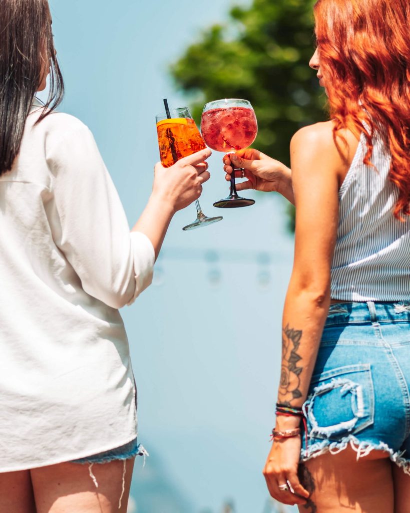 Brindisi con spritz a bordo piscina al Lido Iseo