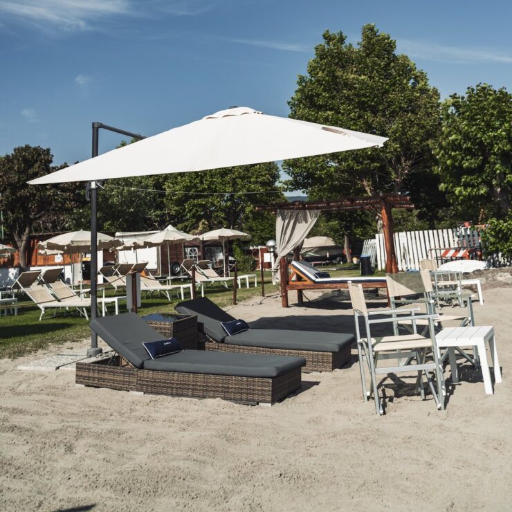 La spiaggia del Lido di Iseo con lettini, ombrellone e baldacchino sulla sabbia