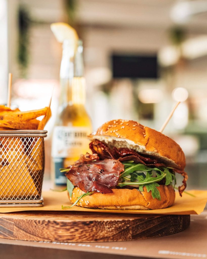 Hamburger con pancetta e birra serviti al Lido Iseo