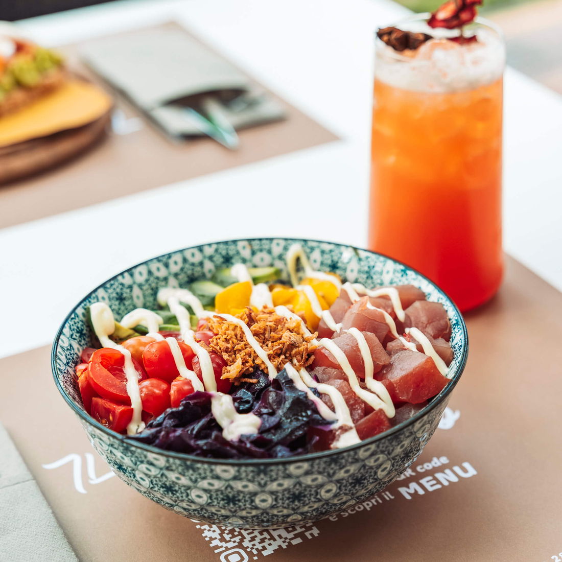 Tovaglietta stampata con il menu del Lido Iseo, con poke bowl e drink