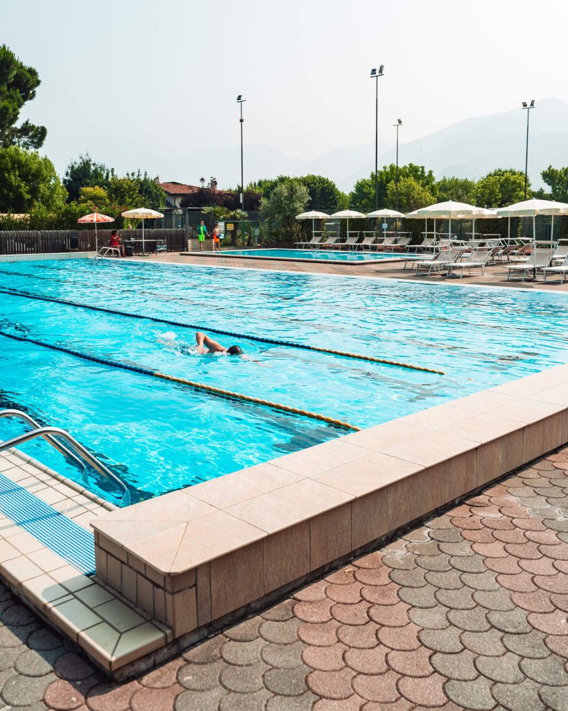 Piscina del Lido Iseo con corsie e lettini