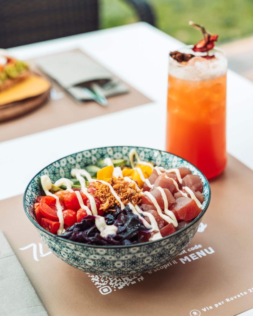 Poke bowl e drink serviti al tavolo del Lido Iseo