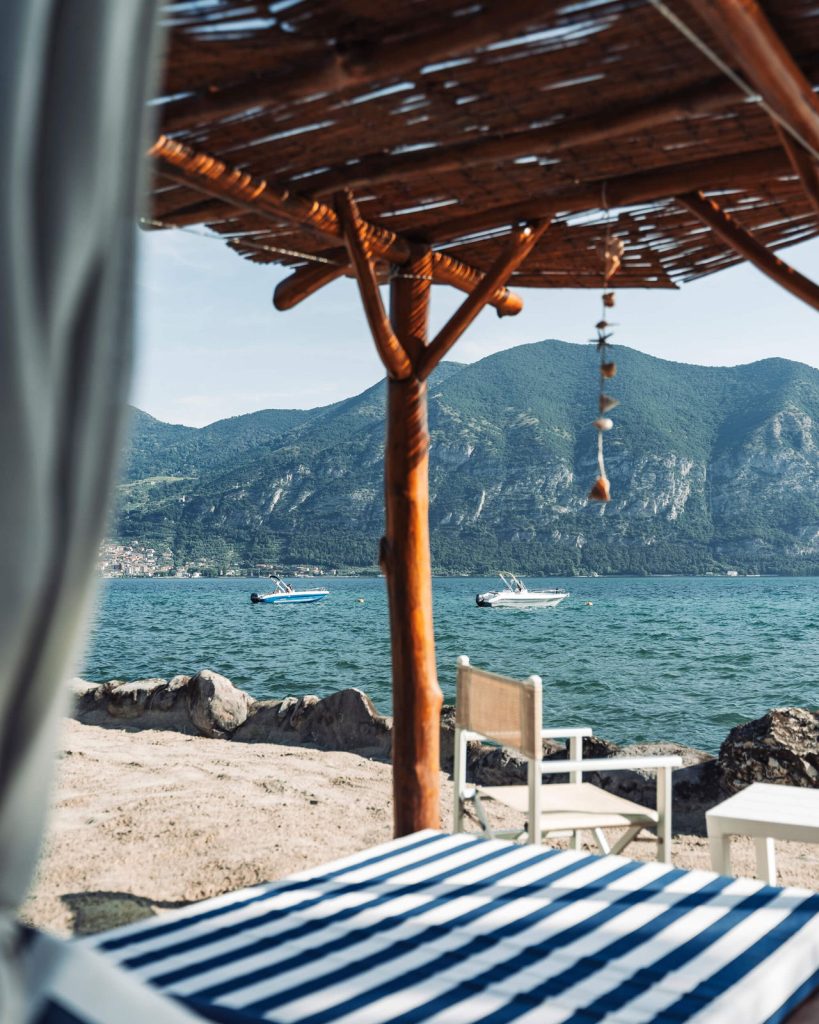 Spiaggia del Lido Iseo con vista sul lago d'Iseo e sulle montagne