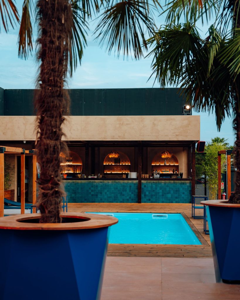 La piscina e il bancone della serata Maracaibo al tramonto