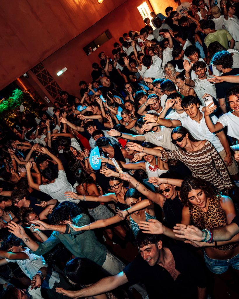 Pista piena di pubblico durante una serata Maracaibo