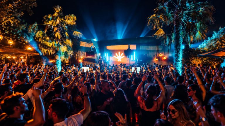Pista piena di pubblico davanti alla consolle durante una serata Maracaibo a El Jardín de Nikita, Grumello del Monte