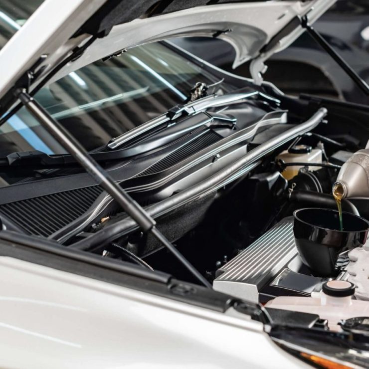 Meccanico al lavoro sul vano motore di un'auto nell'officina Nazzi Autoriparazioni a Montirone
