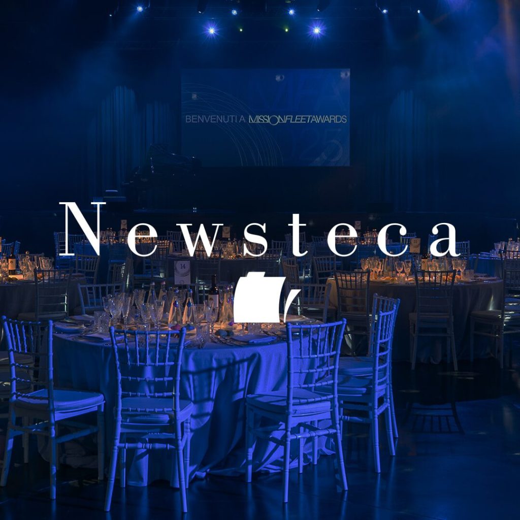 Il fondale con il marchio Newsteca e i tavoli allestiti per il gala