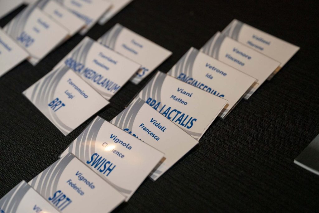 I badge nominativi degli ospiti all'ingresso di un evento Newsteca