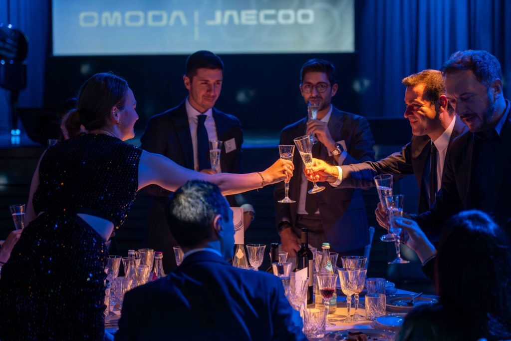 La consegna del premio sul palco di un evento Newsteca