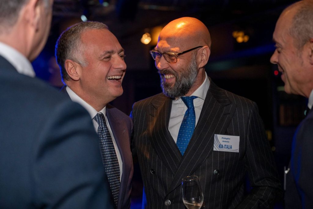 Ospiti che si presentano durante il networking di un evento Newsteca
