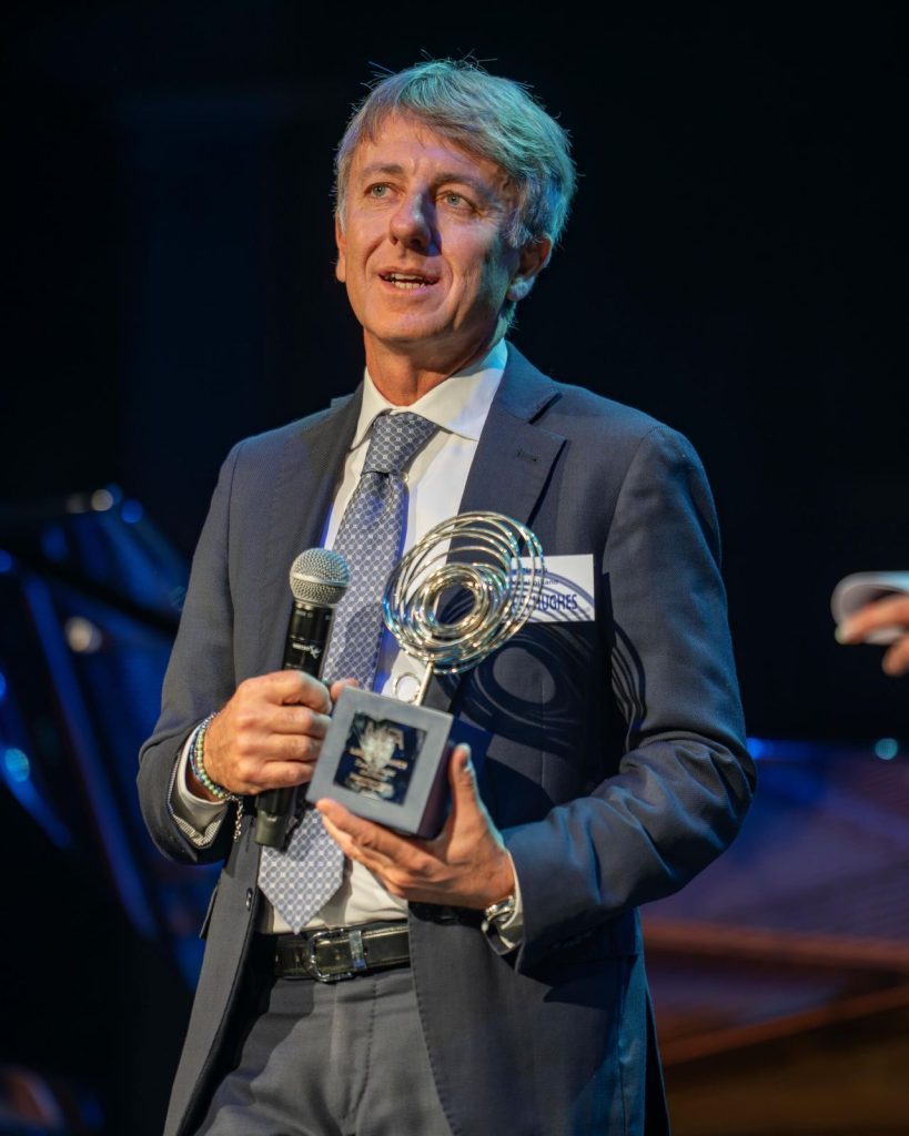Un premiato con il trofeo durante la serata Newsteca