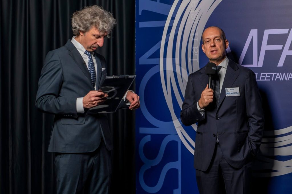 Premiazione sul palco durante un evento Newsteca