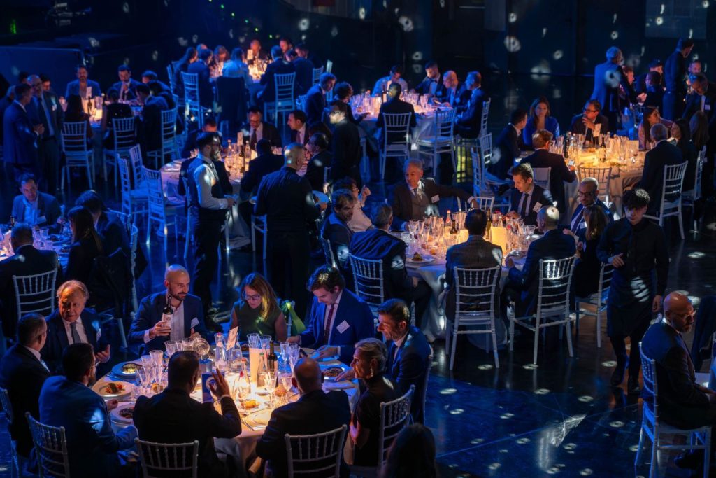 La sala della serata di gala Newsteca con il pubblico ai tavoli