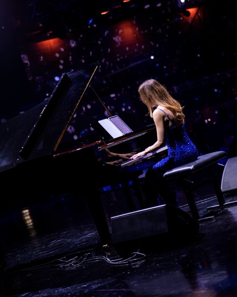 Lo spettacolo musicale sul palco della serata di gala Newsteca