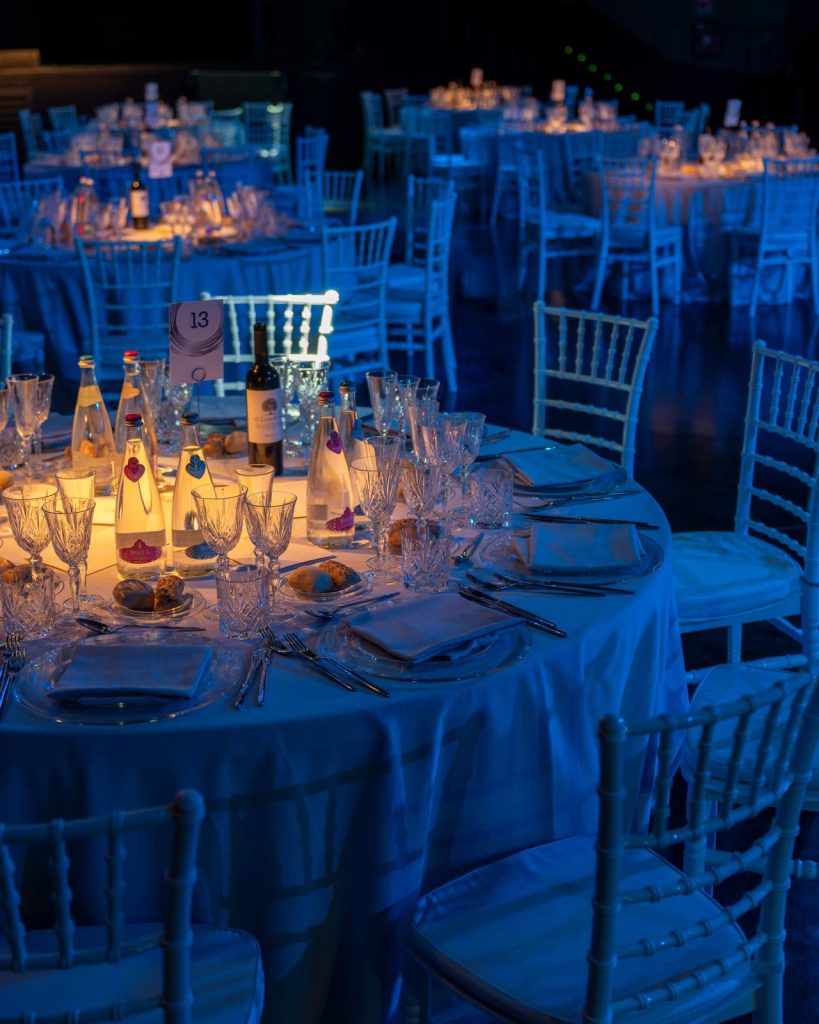 I tavoli allestiti per la cena di gala Newsteca