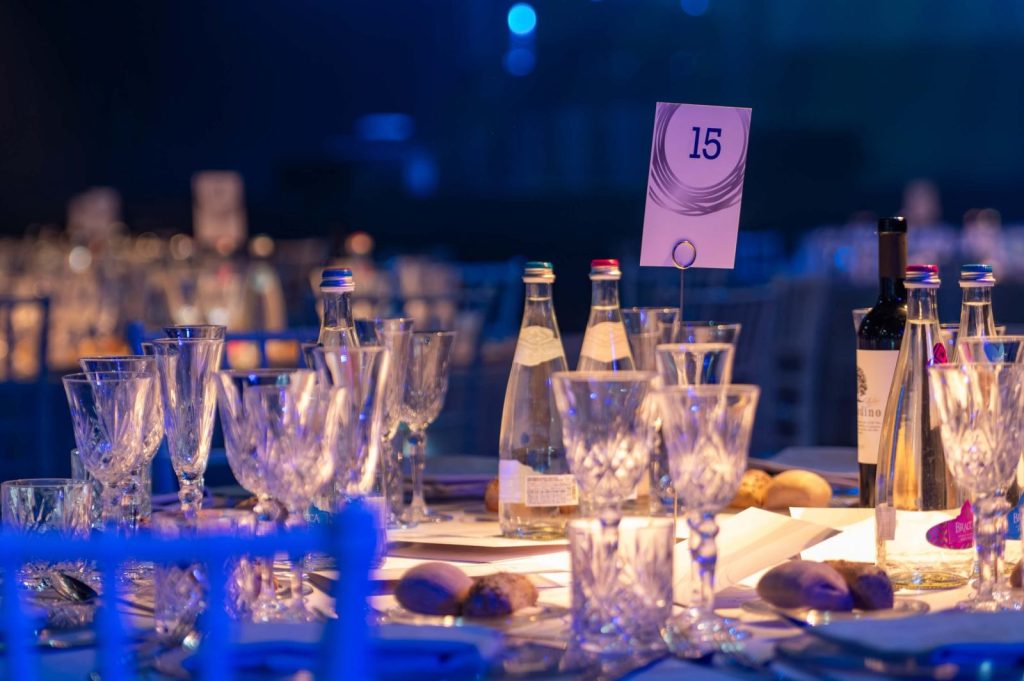 Il tavolo apparecchiato per la cena di gala Newsteca