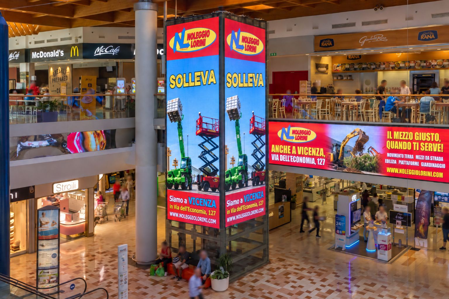 Lo spot di Noleggio Lorini sui ledwall del centro commerciale Palladio di Vicenza