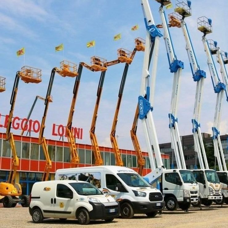 Il piazzale di Noleggio Lorini con piattaforme aeree e furgoni pronti al noleggio