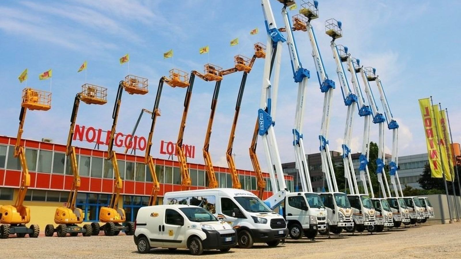 Il piazzale di Noleggio Lorini con piattaforme aeree e furgoni pronti al noleggio