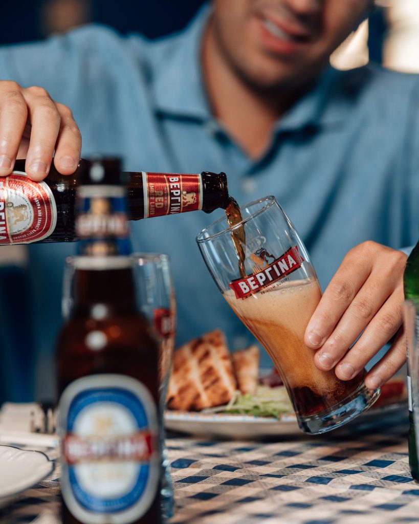 Birra greca servita al tavolo da Olympos