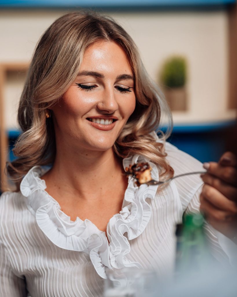 Cliente sorridente a tavola da Olympos Cucina Greca