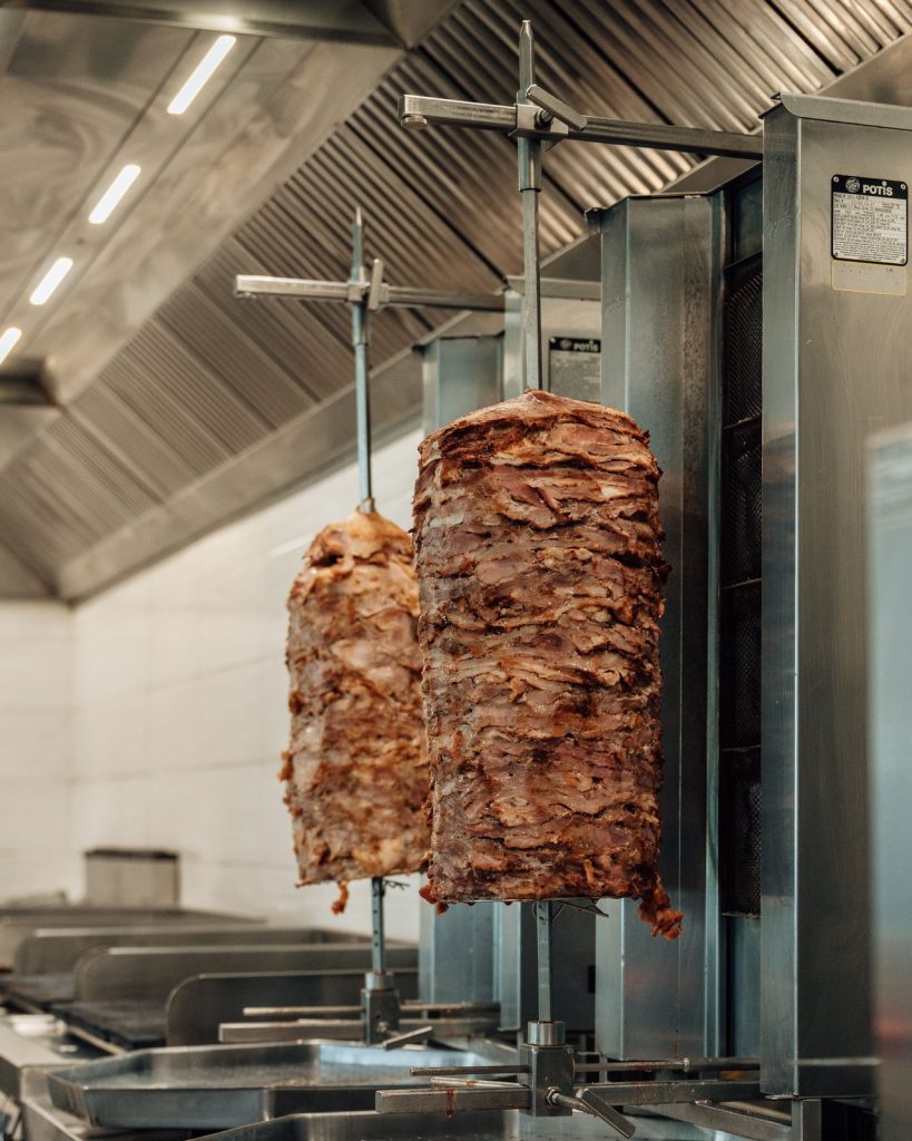 Spiedo verticale del gyros in cucina
