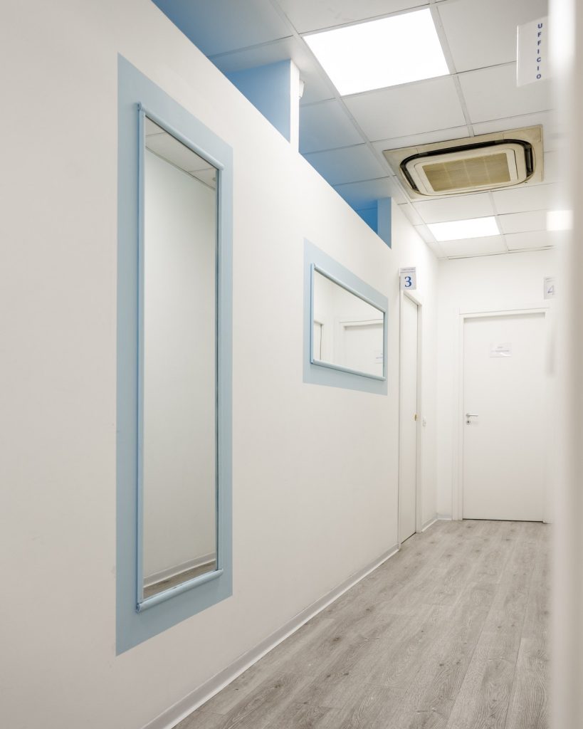 Corridoio con le porte numerate degli ambulatori del Poliambulatorio San Firmo di Azzano Mella