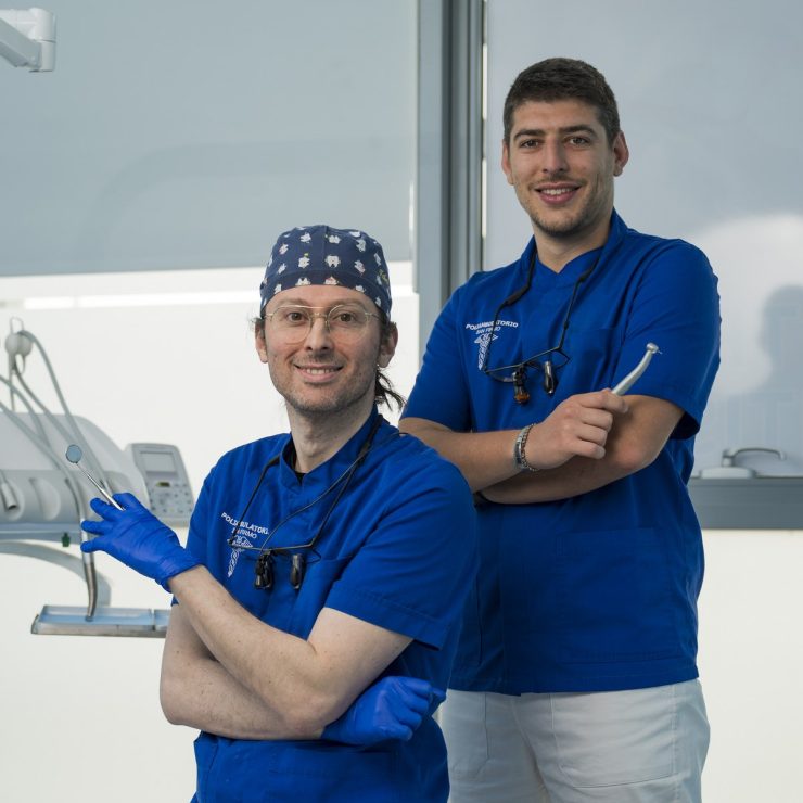 Due odontoiatri del Poliambulatorio San Firmo sorridono nella sala odontoiatrica di Azzano Mella