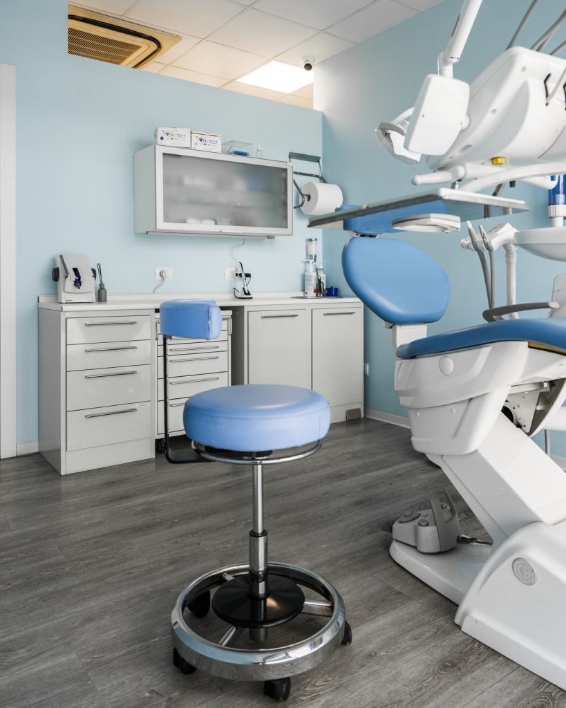 Riunito e postazione della sala odontoiatrica del Poliambulatorio San Firmo di Azzano Mella