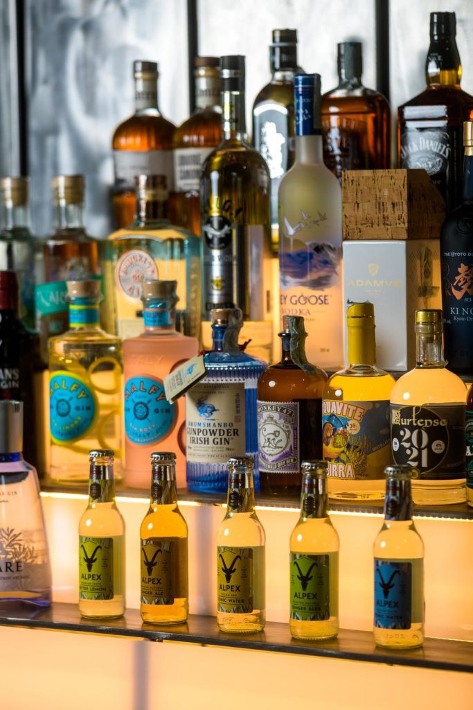 Le bottiglie dei distillati allineate dietro al banco