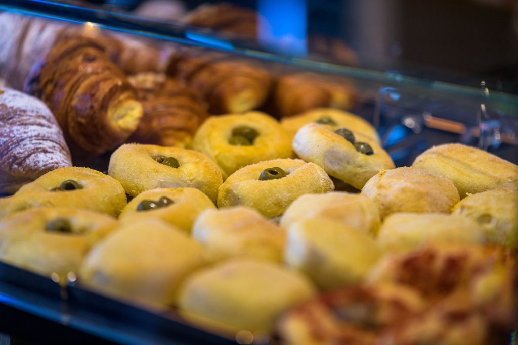 Brioche e paste appena sfornate nella vetrina del banco