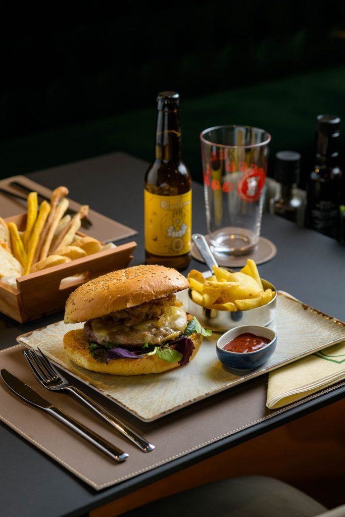Hamburger con patatine fritte servito al tavolo
