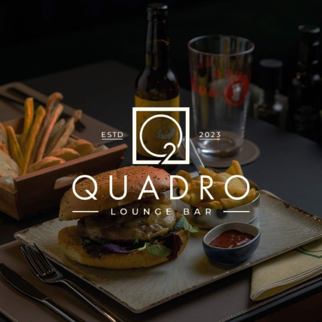 Il marchio Quadro Lounge Bar sopra un tavolo apparecchiato