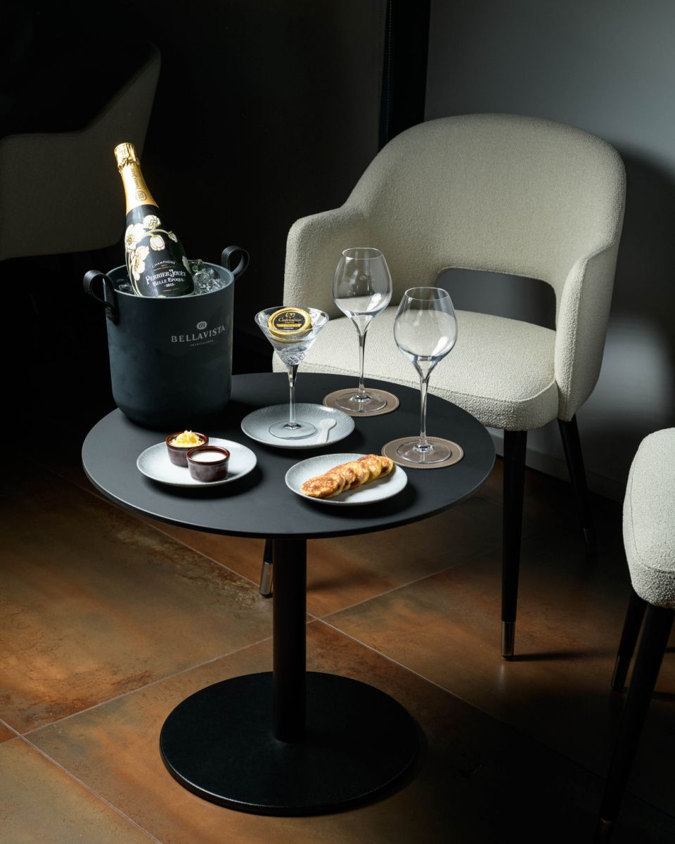 Il tavolino e le poltrone della sala del Quadro Lounge Bar