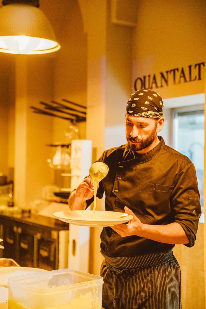 Lo chef impiatta in cucina sotto linsegna del locale
