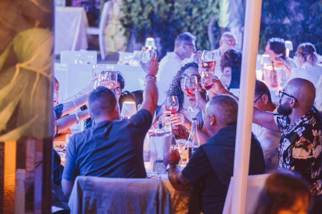 Gli ospiti a cena durante lo spettacolo