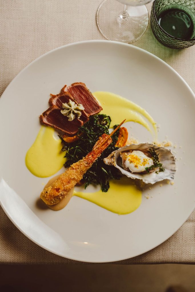 Un piatto di pesce impiattato dallo chef