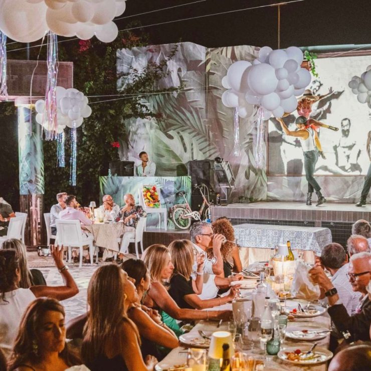 La sala del Quantaltro di Gallipoli con gli ospiti ai tavoli durante lo spettacolo