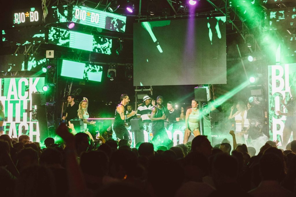 Il palco della serata Black on the Beach al Riobo di Gallipoli